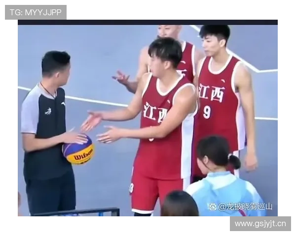 篮球“拉人犯规”在场上如何判定？