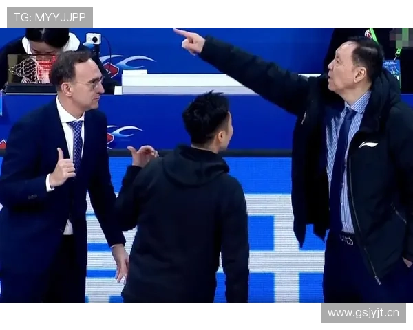 篮球比赛中双方球员同时出界究竟该如何判定归属？